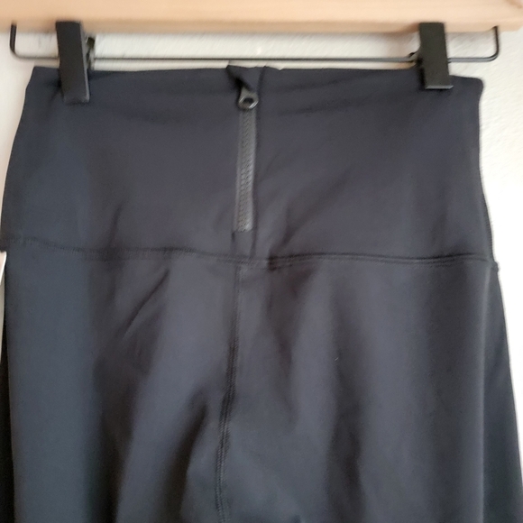 Lululemon Run with the Waves Crop 21" in Black size 6 NWT - Picture 6 of 9